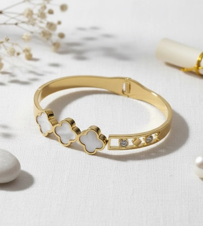 Four Leaf Clover bangle with zirconia stone. 316L anti tarnish jewellery