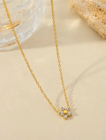 white flower with zircon stone in stainless steel 316L anti tarnish jewellery